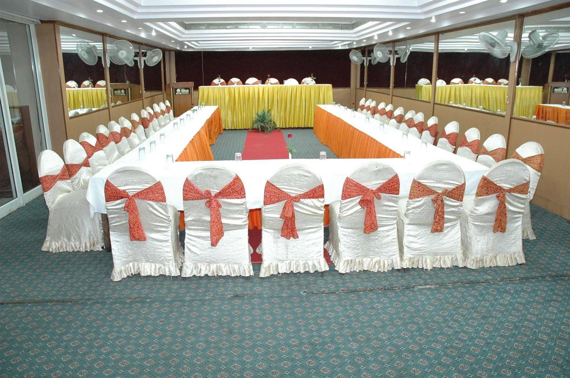 Oyo 18814 Hotel Maya International Jaipur Buitenkant foto